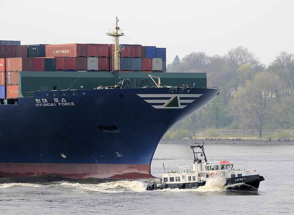 VT_0076 Bug des Schiffs HYUNDAI FORCE und Lotsenschiff | Bilder von Schiffen im Hafen Hamburg und auf der Elbe
